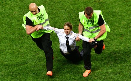 Sukces ogłosiły też członkinie zespołu Pussy Riot, którym udało się wbiec na boisko stadionu w Moskw