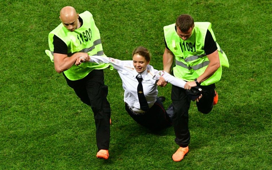 Sukces ogłosiły też członkinie zespołu Pussy Riot, którym udało się wbiec na boisko stadionu w Moskw