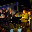 Leszek Możdżer w otoczeniu muzyków i fanów