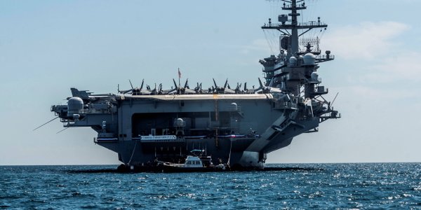 Żołnierze USS Abraham Lincoln skaczą za burtę — rekordowa misja doprowadziła załogę na skraj wytrzymałości