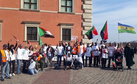 Mieszkający w Polsce Sudańczycy protestują 6 kwietnia na Placu Zamkowym w Warszawie. Adil Abdel Aaat