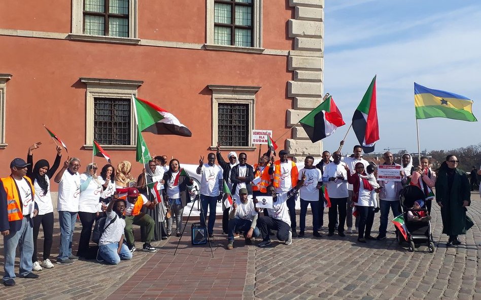 Mieszkający w Polsce Sudańczycy protestują 6 kwietnia na Placu Zamkowym w Warszawie. Adil Abdel Aaat