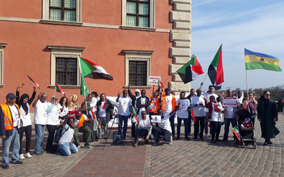 Mieszkający w Polsce Sudańczycy protestują 6 kwietnia na Placu Zamkowym w Warszawie. Adil Abdel Aaat