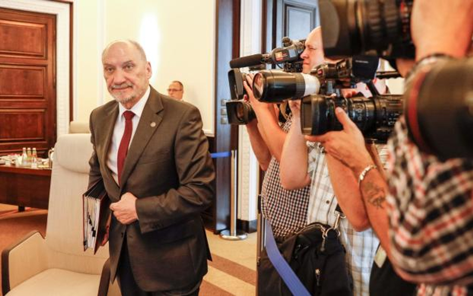 Bartkiewicz: Macierewicz odszedł, prezydent Duda nie wygrał?