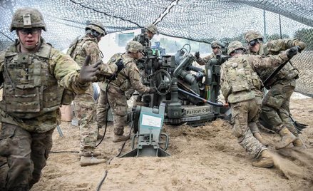 Wspólne strzelanie artylerzystów polskich i amerykańskich z baterii Kobra wchodzącej w skład szwadro