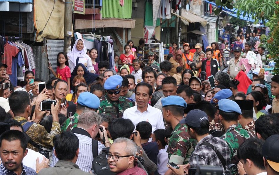 Joko Widodo na zdjęciu w środku, otoczony przez żołnierzy