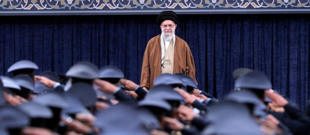 Ajatollah Ali Chamenei podczas spotkania z oficerami irańskich Sił Powietrznych