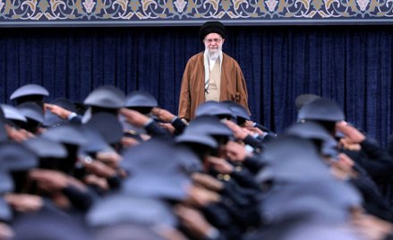 Ajatollah Ali Chamenei podczas spotkania z oficerami irańskich Sił Powietrznych