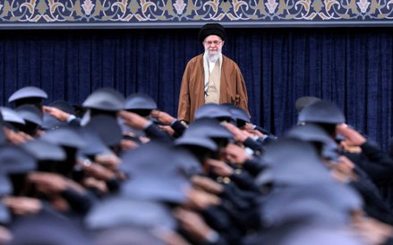 Ajatollah Ali Chamenei podczas spotkania z oficerami irańskich Sił Powietrznych