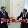 Prezydent Bronisław Komorowski podczas zaprzysiężenia rządu wręczył premierowi Donaldowi Tuskowi sza