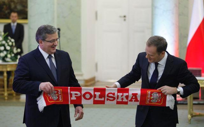 Prezydent Bronisław Komorowski podczas zaprzysiężenia rządu wręczył premierowi Donaldowi Tuskowi sza