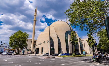 Kolonia: Allahu akbar i kościelne dzwony w tle