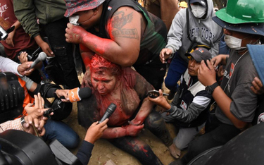 Atak manifestantów na burmistrz. Obcięli jej włosy i oblali farbą