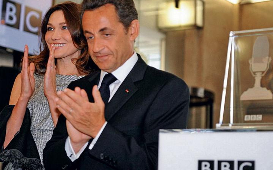 Nicolas Sarkozy (z żoną) dziękował Wielkiej Brytanii, że pozwoliła generałowi wygłosić przemówienie