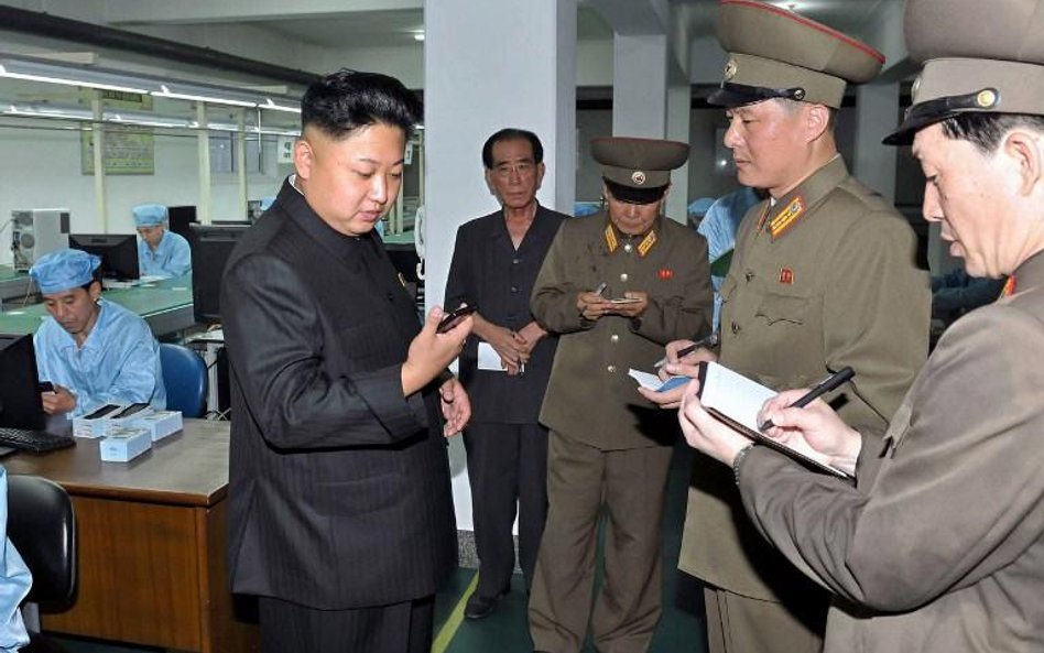 Kim Dzong Un podczas jednej z gospodarskich inspekcji