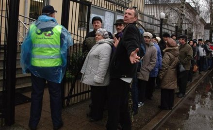 Kolejka mieszkańców Narwy biorących udział w wyborach do Dumy Państwowej w 2011 r. przed rosyjskim k