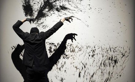 Francja, Avignon. Reżyser i choreograf Josef Nadj na próbie spektaklu "Les Corbeaux", wystawianego w