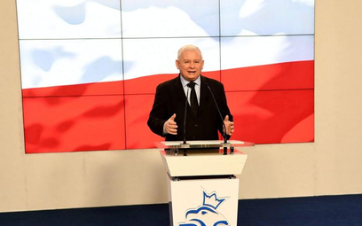 U progu wakacji Jarosław Kaczyński ma powody do zadowolenia. Platforma traci w sondażach, a przewaga