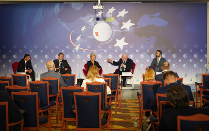 W dyskusji, którą moderował Andrzej Stec, redaktor naczelny „Parkietu” (pierwszy z lewej), uczestnic