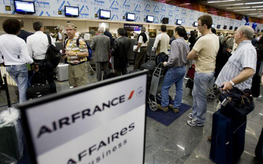 Pasażerowie czekają w kolejce do kas Air France na lotnisku w Rio de Janeiro w dniu katastrofy Airbu