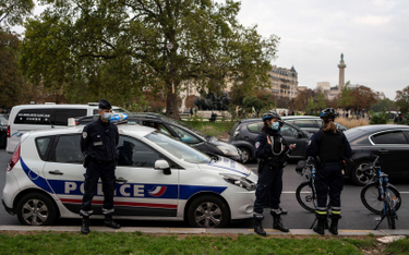 Francja: Nalot policji na islamskie grupy po ścięciu głowy nauczyciela