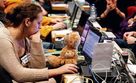 „Niekochane dzieciny tulą misie”. Samotny tłum aktywistów na kongresie partii w Offenbach, grudzień 