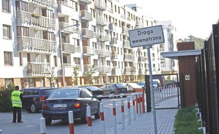 Gdy osiedle chroni agent mówiący po angielsku, usługa jest droższa