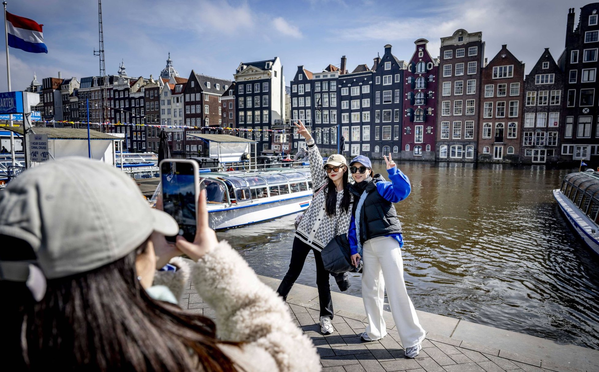 Mieszkańcy Amsterdamu rozżaleni. Odstraszanie turystów nic nie dało