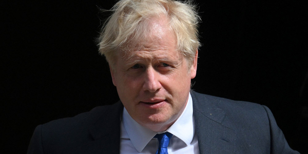 Boris Johnson nie ustępuje. Brytyjski premier zwolnił jednego z ministrów