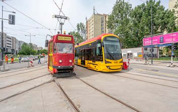 Trasą tramwajową na Stegny jeździł już tramwaj pomiarowy (z lewej), przejechał także o własnych siła