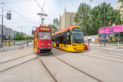 Trasą tramwajową na Stegny jeździł już tramwaj pomiarowy (z lewej), przejechał także o własnych siła