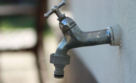 UOKiK: Dostawcy wody pobierali niezgodne z prawem opłaty