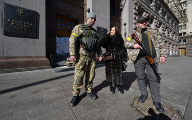 Żołnierze ukraińskich wojsk obrony terytorialnej w Kijowie