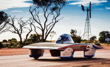 Jechać, ciągle jechać, w stronę słońca… Podczas australijskiego World Solar Challenge napędzane ener