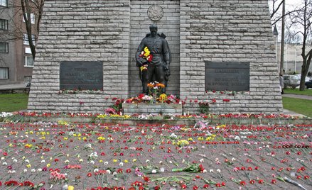 Gdy władze Tallina podjęły decyzję o przeniesieniu pomnika Brązowego Żołnierza z centrum estońskiej 