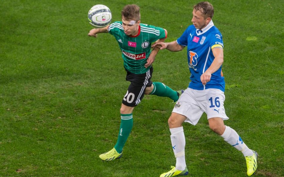 Jesienny mecz w Poznaniu (1:1): o piłkę walczą Jakub Kosecki (z lewej) i Rafał Murawski