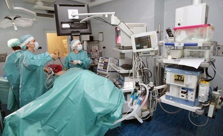 Z raportu NIK wynika, że w wielu przypadkach nie odnotowano zabiegów lub operacji, które przechodził