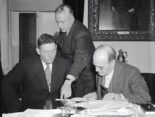 Od lewej: Charles Sharman, Harry Anslinger (szef Federalnego Biura ds. Narkotyków w Departamencie Sk