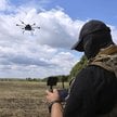 Żołnierz ukraińskiego batalionu systemów bezzałogowych podczas szkolenia pilotów dronów