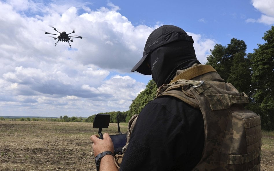 Żołnierz ukraińskiego batalionu systemów bezzałogowych podczas szkolenia pilotów dronów