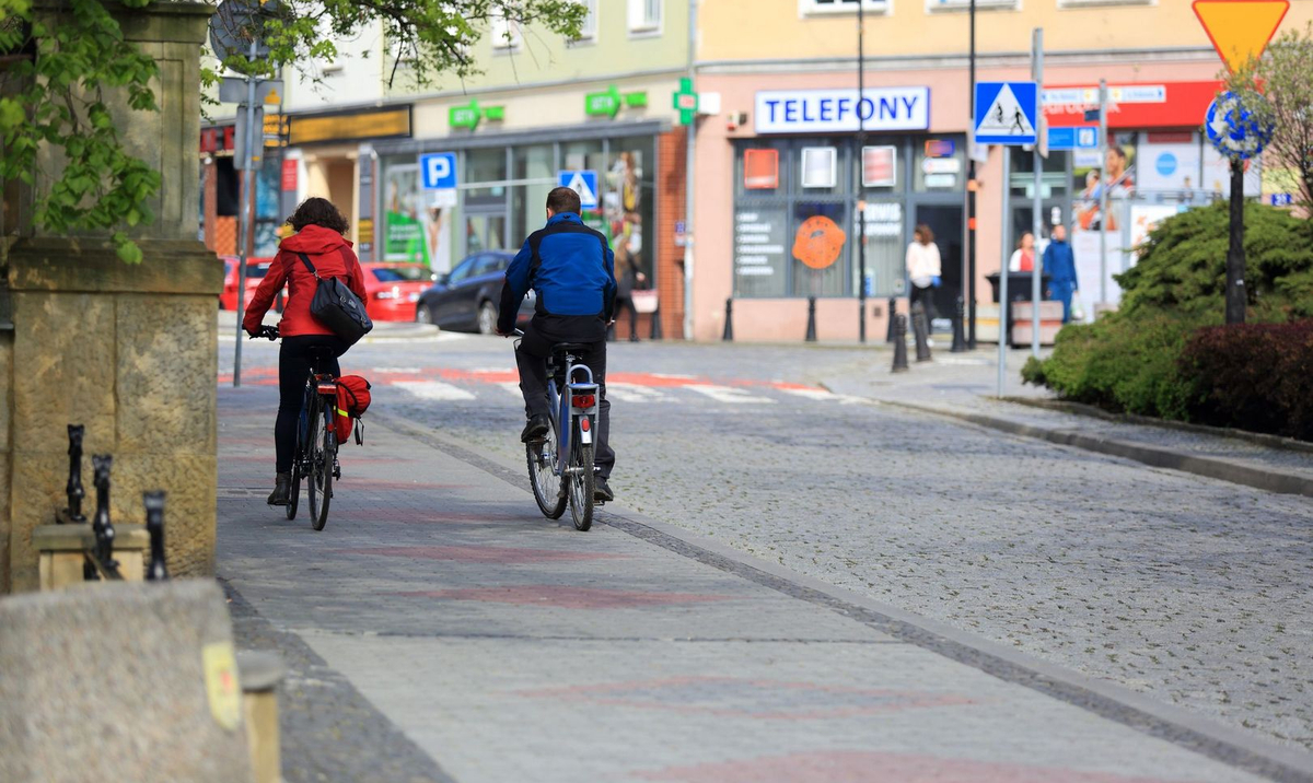 Ilu Rowerzystów Może Jechać W Zorganizowanej Kolumnie Rowerów Kiedy rowerzysta może jechać chodnikiem - rp.pl