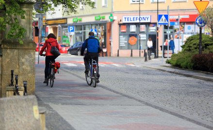 Kiedy rowerzysta może jechać chodnikiem