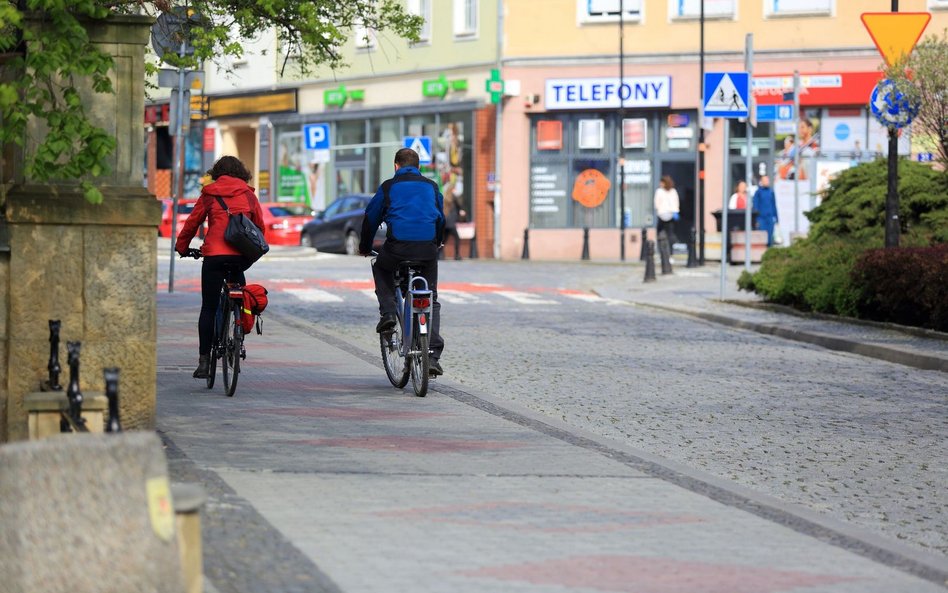 Kiedy rowerzysta może jechać chodnikiem