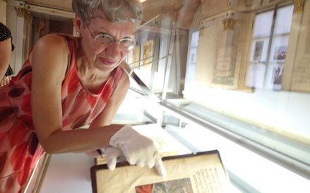 Dr Silvia Pfister z biblioteki w Koburgu