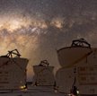 VLT należy do Obserwatorium Paranal na szczycie Cerro Paranal (2635 m n.p.m.) w Chile