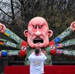 Karykaturalna figura Jewgienija Prigożyna na tradycyjnej paradzie w niemieckim Duesseldorfie