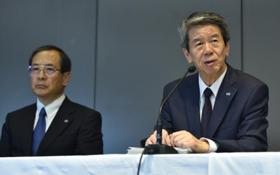 Masashi Muromachi (z lewej) - nowy prezes Toshiby i były Hisao Tanaka na konferencji prasowej