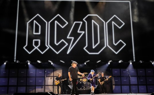 Brian Johnson na pierwszym planie