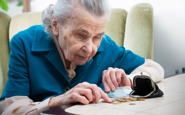 Zasiłek pielęgnacyjny dla emeryta: uprawniony może wybrać, z czego chce zrezygnować - wyrok WSA
