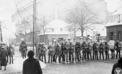 Milicjanci na ulicy w Łodzi w czasie stanu wojennego.